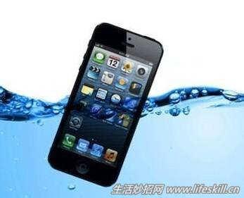iPhone手機掉水裡了怎麼辦？
